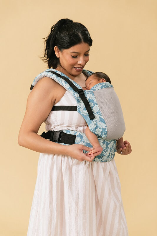 A mother and her child using the ergonomic Free-to-Grow Carrier Coast Paradise