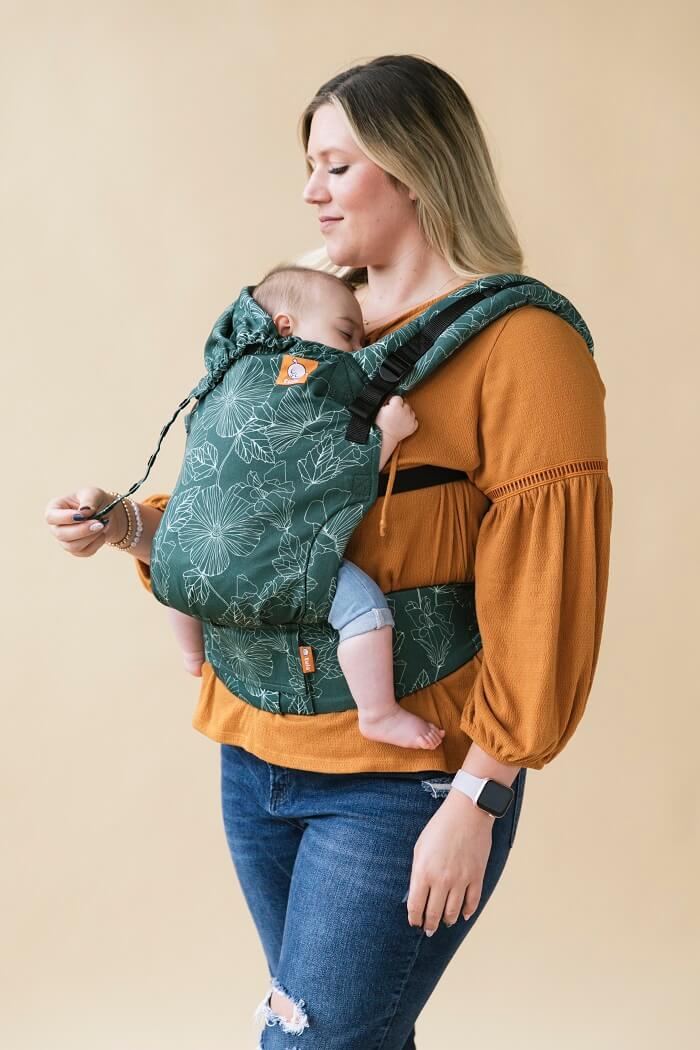 Ergonomic and forward-facing Free-to-Grow Baby Carrier Harper.