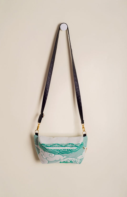 The woven hip pouch Okinami Viridian.